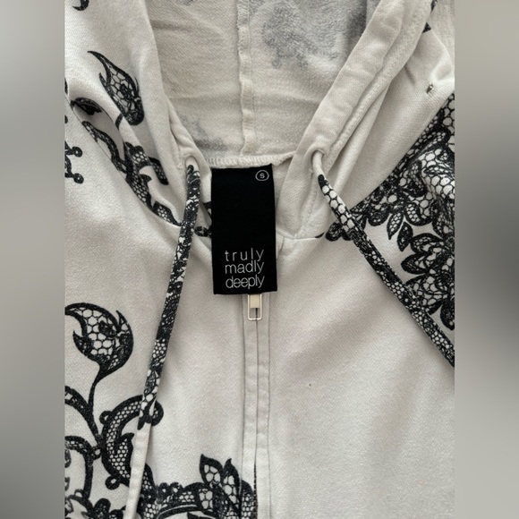 Zip-up hoodie, light weight, bought at urban outfitters - Picture 2 of 5